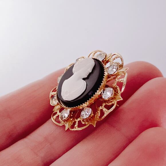 Vintage Cameo Resin Brooch Gold Tone Filigree Rhinestones Mid Century 1960s - Picture 5 of 9